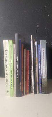 beaucoup de livres sur une étagère