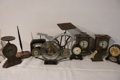 de nombreuses horloges et d'autres objets posés sur une table