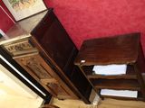 une armoire en bois et une chaise en bois dans une pièce