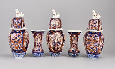 Plusieurs vases munis d'un couvercle sont alignés sur un fond gris