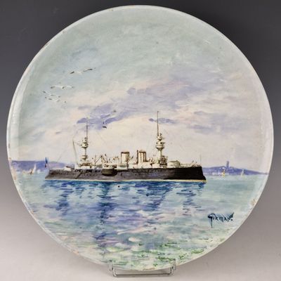 une image représentant une assiette sur laquelle est peinte une image de bateau