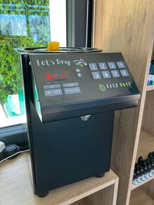 une machine qui se trouve sur une étagère dans une pièce