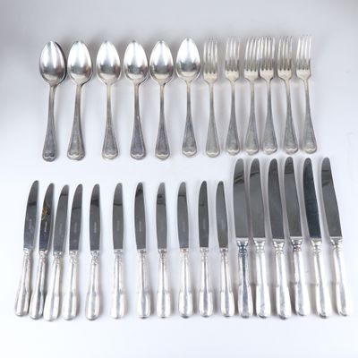 beaucoup de cuillères et de couteaux en argent sur la table