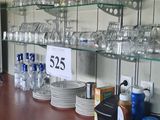 un plan de travail de cuisine sur lequel sont posés de nombreux plats et verres