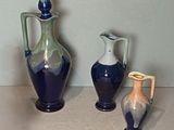 trois vases posés l'un à côté de l'autre sur une table