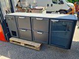 un réfrigérateur posé sur une palette devant une camionnette