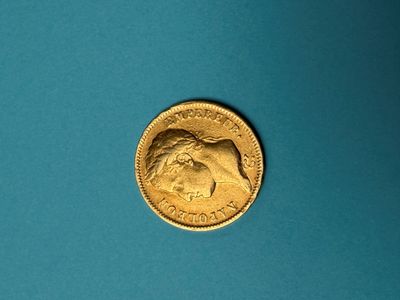 une pièce d'or sur laquelle est représenté le visage d'une femme