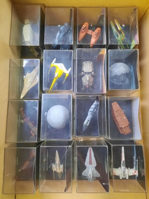 une boîte contenant plein de jouets différents