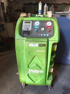une machine verte qui se trouve dans un garage