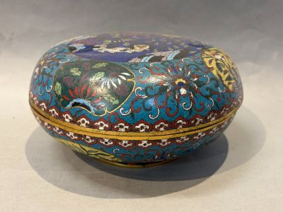 une boîte bleue et rouge posée sur une surface blanche