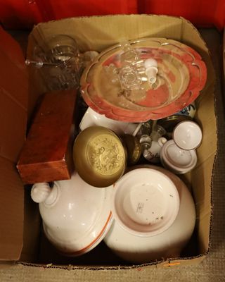 une boîte remplie d'objets posés sur le sol