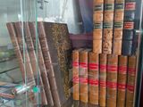de nombreux livres anciens exposés dans une vitrine