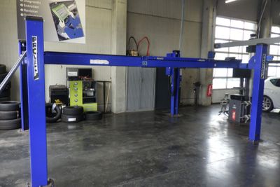 une voiture sur laquelle travaille un mécanicien dans un garage