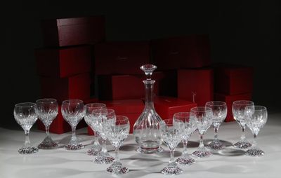 plusieurs verres à vin et une carafe posés sur une table