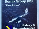 un vieux livre sur lequel figure l'image d'un avion
