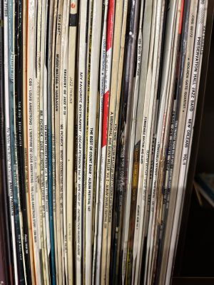 une grande quantité de disques vinyles empilés sur une étagère