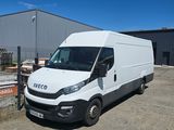 une camionnette blanche garée dans un parking