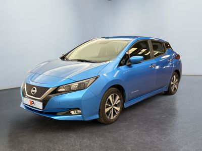La Nissan Leaf bleue est garée dans une pièce au sol noir