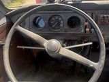 le volant et le tableau de bord d'un vieux camion