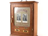 une armoire en bois avec des images sur la façade