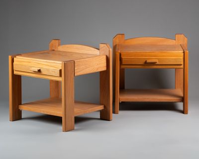 deux tables en bois, dotées d'un tiroir d'un côté et d'une étagère de l'autre