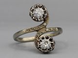 un gros plan d'une bague sertie de deux diamants