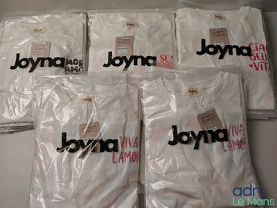 six t-shirts blancs portant l'inscription « Joyna »