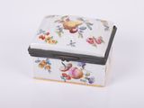 une petite boîte blanche ornée d'un motif floral