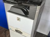 une imprimante placée au-dessus d'une armoire