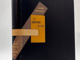Le livre est noir et doré, avec une bande jaune