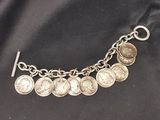une image représentant un bracelet en argent orné de pièces de monnaie