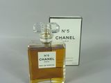 Flacon et coffret du parfum Chanel n° 5 posés sur une surface blanche