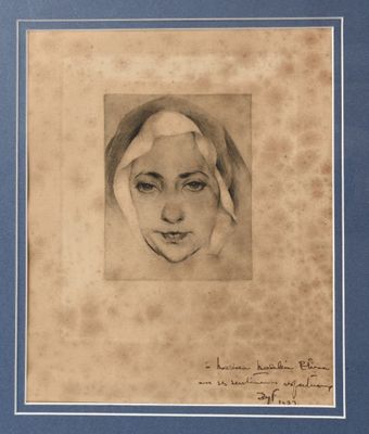 une vieille photo d'une femme portant un foulard, dans un cadre bleu