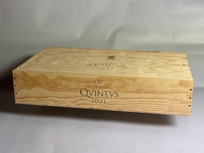 une boîte en bois vide sur laquelle est collée une étiquette de vin