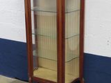une vitrine avec des étagères en verre dans une pièce