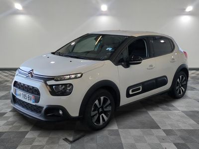 la citrole blanche est garee sur un sol en damier