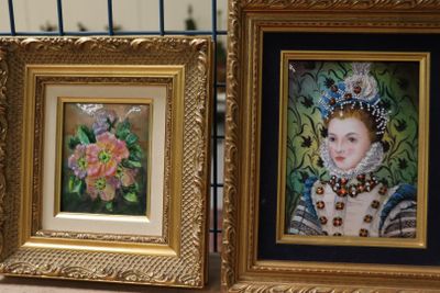 deux photos encadrées représentant une femme avec une fleur dans les cheveux