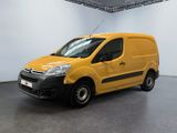 La camionnette jaune est garée dans la grande salle du bâtiment.