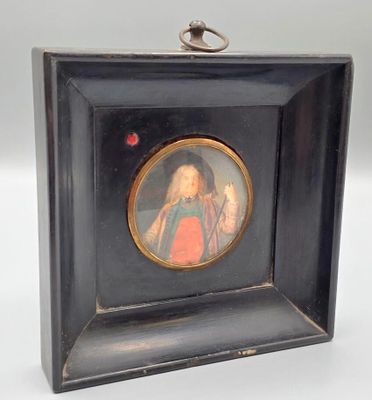 une vieille photo d'une femme en robe rouge, dans un cadre noir