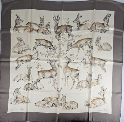 une photo d'une écharpe sur laquelle sont représentés des cerfs