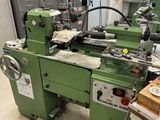 une machine posée sur une palette dans une pièce