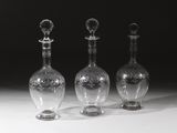trois bouteilles en verre transparent posées les unes à côté des autres sur une surface blanche