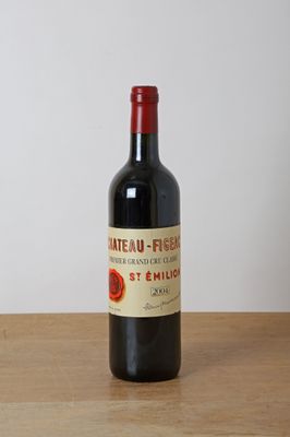 une bouteille de vin rouge posée sur une table en bois