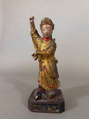 Statuette en bois sculpté polychrome, représentant un person…