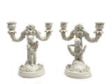 deux figurines assises sur une table