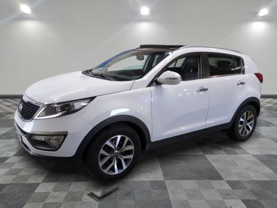 un 4x4 blanc garé sur un sol en damier dans un garage