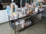 une table en métal sur laquelle sont posés de nombreux objets, dans la cuisine