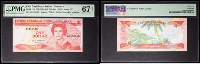 Trois types de monnaies différents sont exposés dans une vitrine