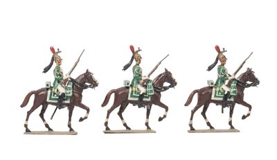trois figurines représentant des hommes en uniforme à cheval