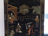une armoire noire sur laquelle est peinte une image